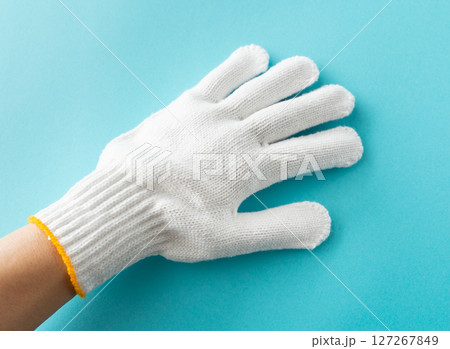 左手にはめた軍手 127267849