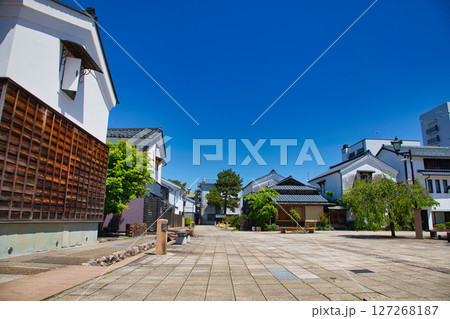 白壁の蔵が立ち並ぶ「蔵の辻」 白壁の蔵が立ち並ぶ「蔵の辻」 127268187