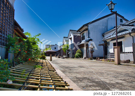 白壁の蔵が立ち並ぶ「蔵の辻」 127268201