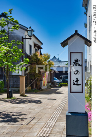 白壁の蔵が立ち並ぶ「蔵の辻」 127268203
