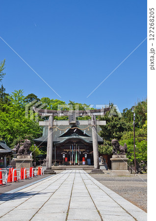 白壁の蔵が立ち並ぶ「蔵の辻」 127268205