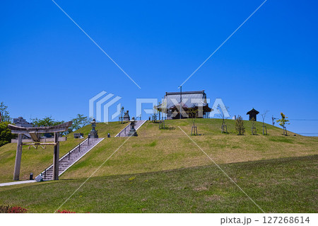 青空に映える兜山古墳 127268614