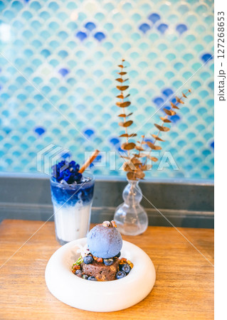 オシャレなカフェのアイスクリーム 127268653