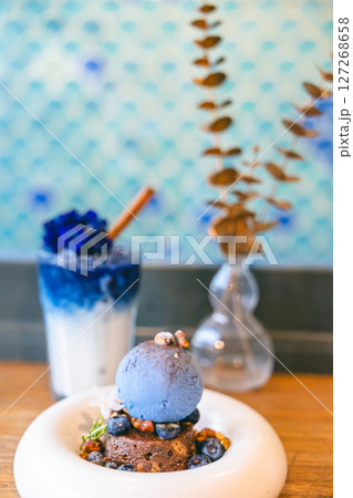 オシャレなカフェの青いスイーツ 127268658