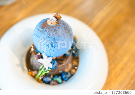 チョコレートケーキの中にあるチョコレート菓子 チョコレートケーキの中にあるチョコレート菓子 127268660