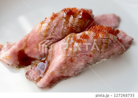 とびっこを乗せたローストビーフの握り寿司 127268735