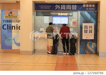 外貨両替カウンター エクスチェンジ 空港の両替カウンター 外貨両替カウンター エクスチェンジ 空港の両替カウンター 127268798