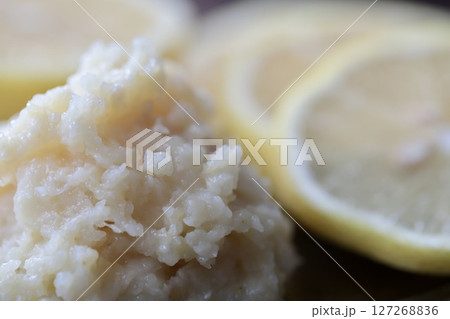 無添加で作ったレモン麹とレモンの輪切り 127268836