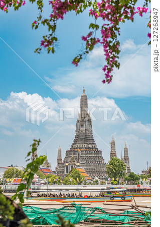 白い仏塔と新緑の寺院 白い仏塔と新緑の寺院 127268947