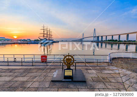 初夏の海王丸パークと朝日　富山県射水市 127269000
