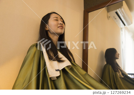 よもぎ蒸しをする女性イメージ 127269234