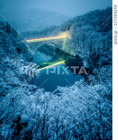 只見線の雪景色 （始発） 127269248