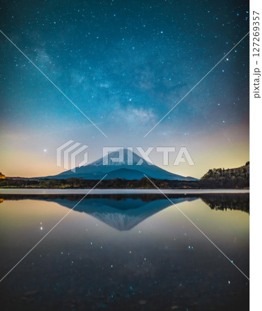 精進湖 天の川と富士山 127269357