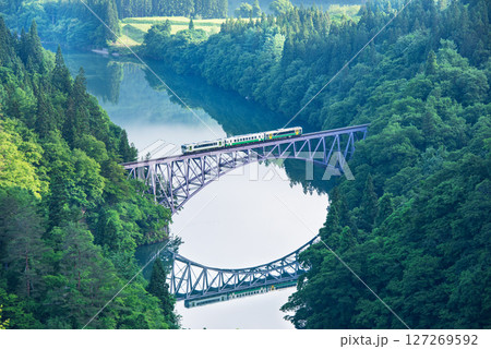 第一只見川橋梁を渡る只見線 127269592