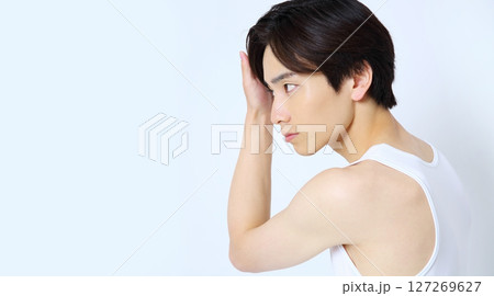髪の毛をセットする男性　ビューティーイメージ 127269627