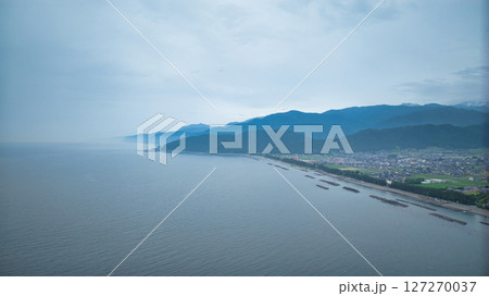 梅雨空の富山県朝日町海浜公園付近の海の様子 127270037