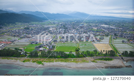 梅雨空の富山県朝日町海浜公園付近の海の様子 127270040