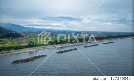 梅雨空の富山県朝日町海浜公園付近の海の様子 梅雨空の富山県朝日町海浜公園付近の海の様子 127270049