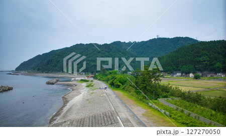 梅雨空の富山県朝日町海浜公園付近の海の様子 梅雨空の富山県朝日町海浜公園付近の海の様子 127270050