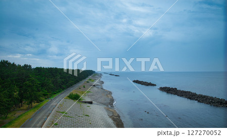 梅雨空の富山県朝日町海浜公園付近の海の様子 梅雨空の富山県朝日町海浜公園付近の海の様子 127270052
