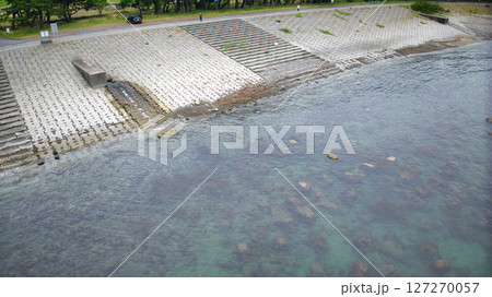 梅雨空の富山県朝日町海浜公園付近の海の様子 127270057