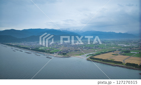 梅雨空の富山県朝日町沿岸から見た笹川地区や入善町沿岸の洋上風力発電風車や小川河口の様子 梅雨空の富山県朝日町沿岸から見た笹川地区や入善町沿岸の洋上風力発電風車や小川河口の様子 127270315