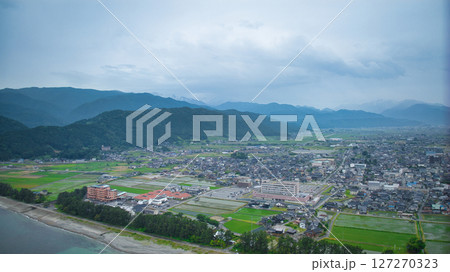 梅雨空の富山県朝日町沿岸から見た笹川地区や入善町沿岸の洋上風力発電風車や小川河口の様子 梅雨空の富山県朝日町沿岸から見た笹川地区や入善町沿岸の洋上風力発電風車や小川河口の様子 127270323