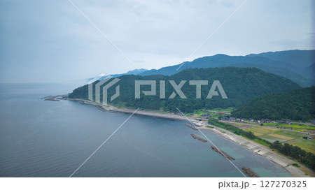 梅雨空の富山県朝日町沿岸から見た笹川地区や入善町沿岸の洋上風力発電風車や小川河口の様子 127270325