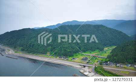 梅雨空の富山県朝日町沿岸から見た笹川地区や入善町沿岸の洋上風力発電風車や小川河口の様子 梅雨空の富山県朝日町沿岸から見た笹川地区や入善町沿岸の洋上風力発電風車や小川河口の様子 127270331