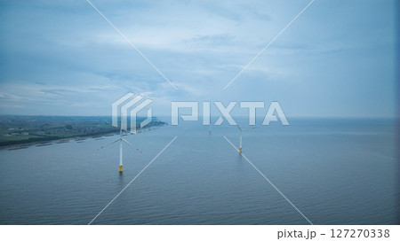 梅雨空の富山県朝日町沿岸から見た笹川地区や入善町沿岸の洋上風力発電風車や小川河口の様子 127270338