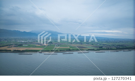 梅雨空の富山県朝日町沿岸から見た笹川地区や入善町沿岸の洋上風力発電風車や小川河口の様子 梅雨空の富山県朝日町沿岸から見た笹川地区や入善町沿岸の洋上風力発電風車や小川河口の様子 127270341