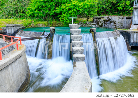 初夏の東山円筒分水槽　富山県魚津市 127270662