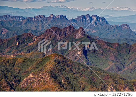 秋の西上州・天狗岩から見る鹿岳・妙義山と上越国境の山並み 127271780