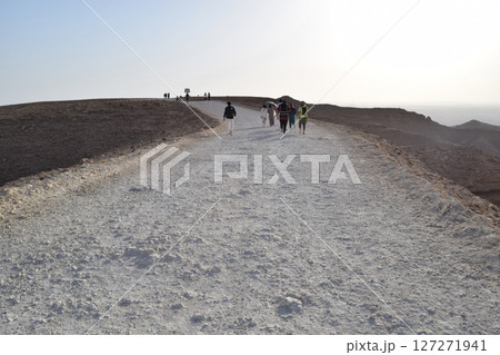 サウジアラビア 砂漠の中の未舗装道路 サウジアラビア 砂漠の中の未舗装道路 127271941