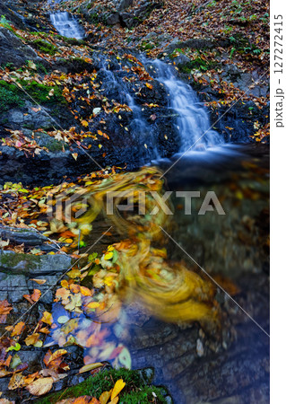 秋の西上州・天狗岩の登山道のナメ滝 127272415