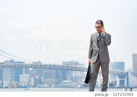 都会のビジネスマン　ビル　空 127272493