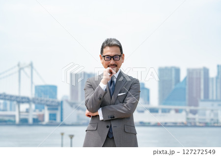 都会のビジネスマン ビル 空 都会のビジネスマン ビル 空 127272549