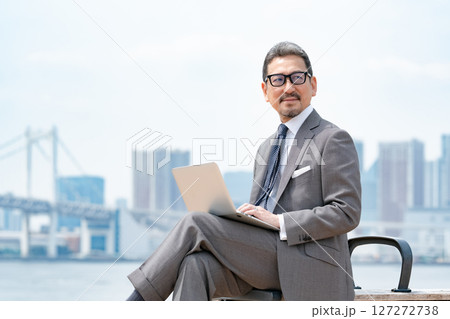 都会のビジネスマン　ビル　パソコン 127272738