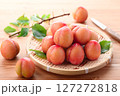 甘酸っぱくて美味しい　スモモ（ 早生 ）明るい木目背景 127272818