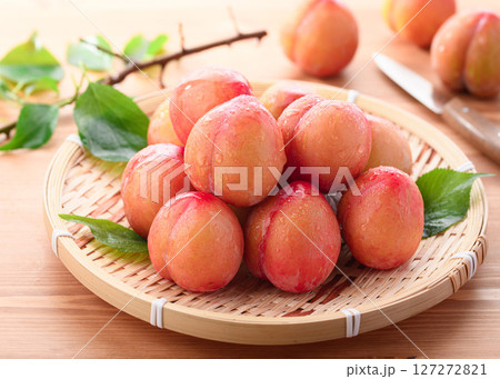 甘酸っぱくて美味しい　スモモ（ 早生 ）明るい木目背景 127272821