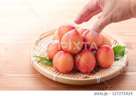 甘酸っぱくて美味しい　スモモ（ 早生 ）明るい木目背景 127272824