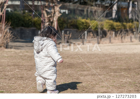 【相模原市立麻溝公園の芝生広場で遊ぶ1歳児　後ろ姿】 127273203