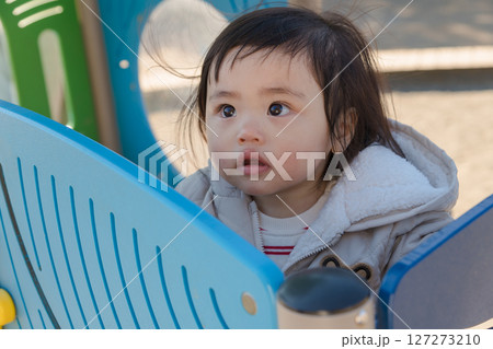 【相模原市立麻溝公園の子どもの広場の滑り台で遊ぶ1歳児】 127273210