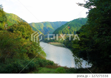 秋の山間の川 127273338