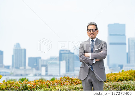 都会のビジネスマン　ビル群 127273400