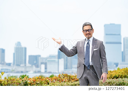 都会のビジネスマン ビル群 都会のビジネスマン ビル群 127273401