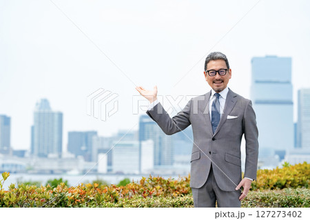 都会のビジネスマン ビル群 都会のビジネスマン ビル群 127273402