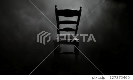 白い霧が立ち込めた薄暗い暗く霧のかかった部屋、アンティークの部屋に、古い木の椅子がぽつんと座っている 白い霧が立ち込めた薄暗い暗く霧のかかった部屋、アンティークの部屋に、古い木の椅子がぽつんと座っている 127273460