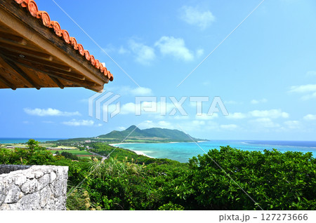 夏の石垣島の展望台と広がる青い海と空 127273666