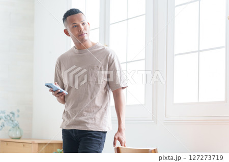 スマホを使う男性 127273719